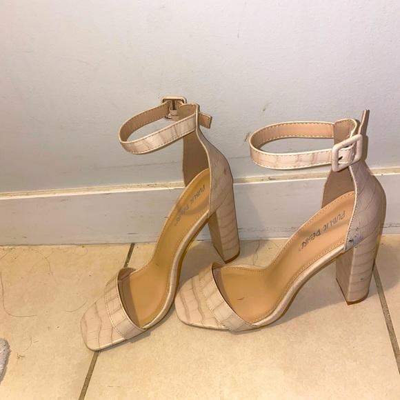 Cream heel - Picture 1 of 2